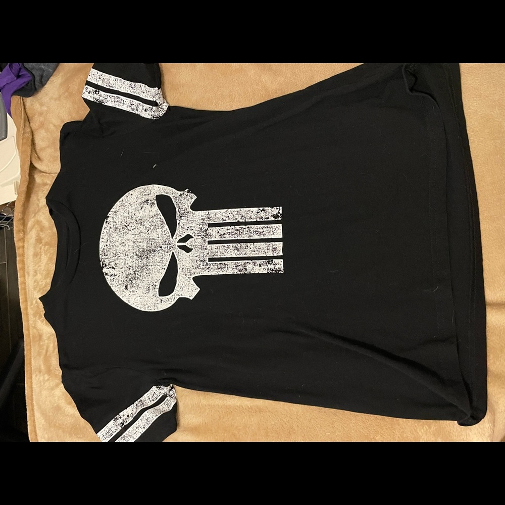 Black and white punisher graphic t